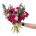 kytice trsových růží, ranunculusu a mathiol